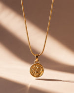 Tie Shop Scorpio Necklace gold zodiac coin pendant display. سلاسل نسائية من تاى شوب سكوربيو نيكليس، قلادة ذهبية بدلاية دائرية لنقشة برج العقرب، مجوهرات وإكسسوارات أنيقة.