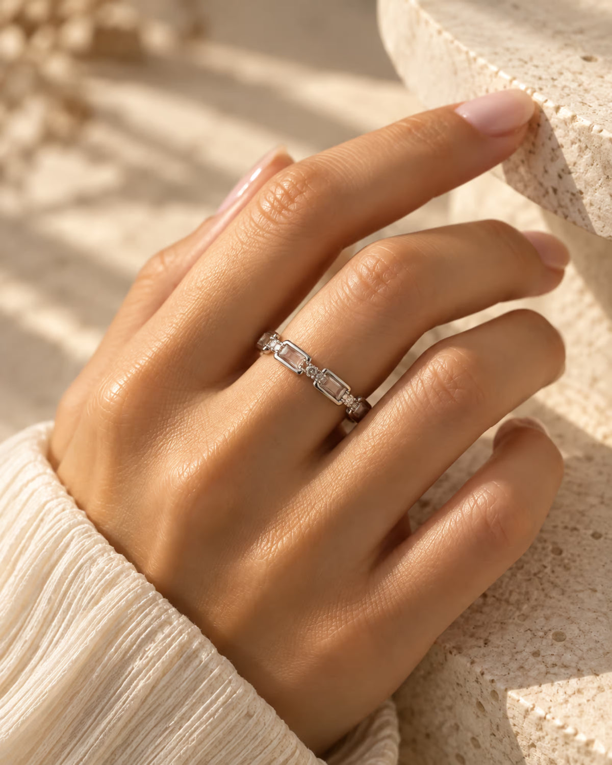 Tie Shop silver ring with baguette and round cz crystals on model hand. خواتم نسائية من تاي شوب خاتم فضي مرصع بأحجار الزركون المستطيلة والدائرية، مجوهرات وإكسسوارات أنيقة.
