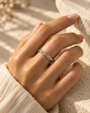 Tie Shop silver ring with baguette and round cz crystals on model hand. خواتم نسائية من تاي شوب خاتم فضي مرصع بأحجار الزركون المستطيلة والدائرية، مجوهرات وإكسسوارات أنيقة.
