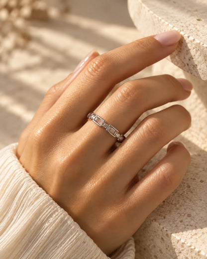 Tie Shop silver ring with baguette and round cz crystals on model hand. خواتم نسائية من تاي شوب خاتم فضي مرصع بأحجار الزركون المستطيلة والدائرية، مجوهرات وإكسسوارات أنيقة.