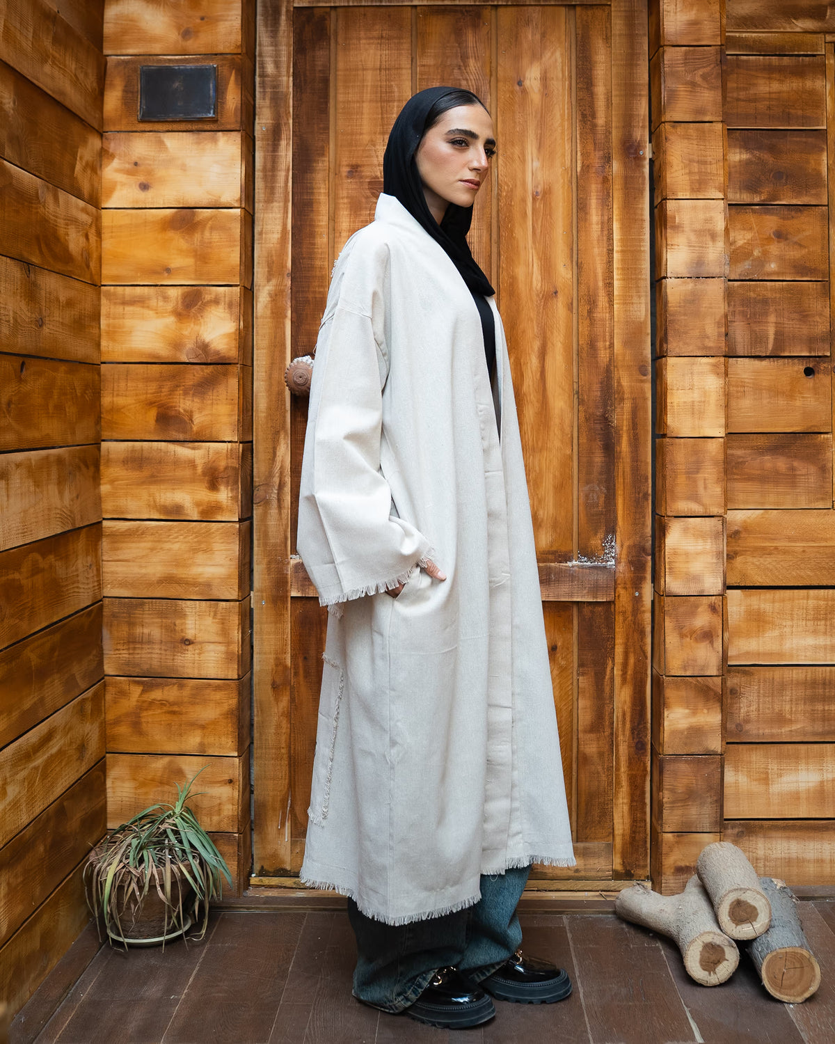 Tie Shop Remal cardigan side drape and frayed hem detail. كارديجان رمال بتفاصيل أطراف منسلة وقصة مريحة من تاي شوب.