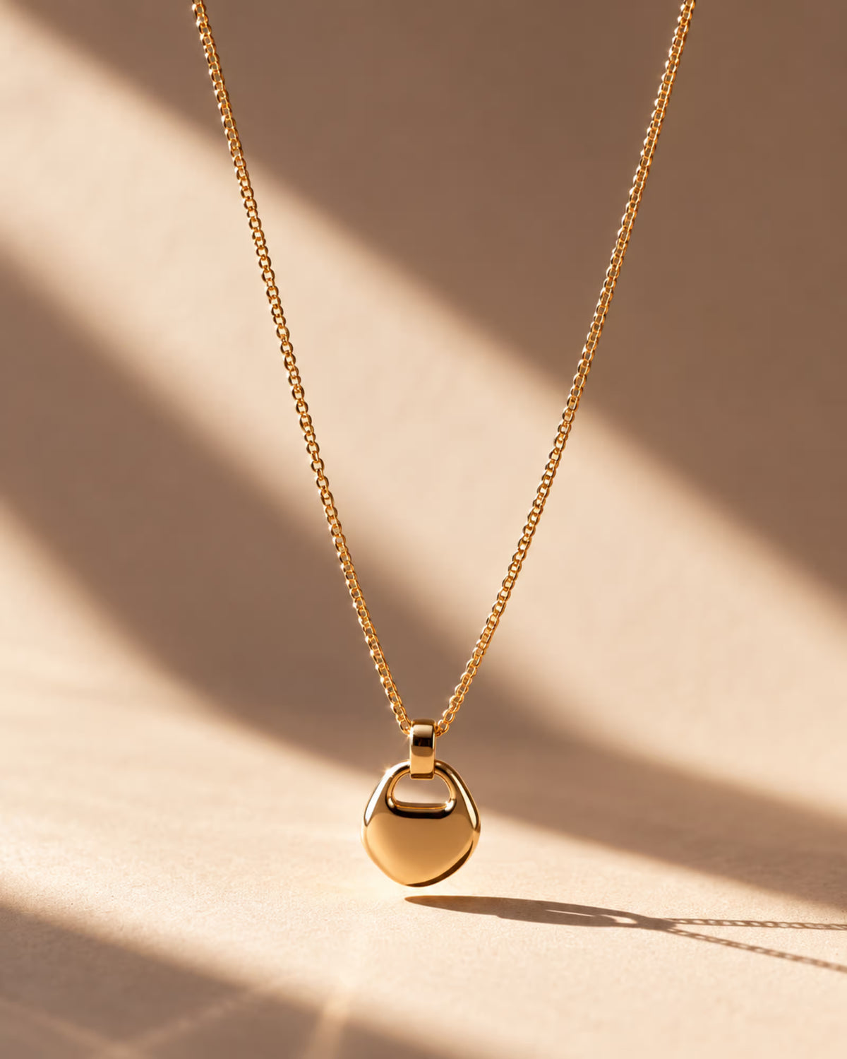 Tie Shop Gold Pendant Necklace polished gold pendant display. سلاسل نسائية من تاى شوب جولد بيندانت نيكليس، قلادة ذهبية بدلاية أنيقة ومصقولة، مجوهرات وإكسسوارات أنيقة.