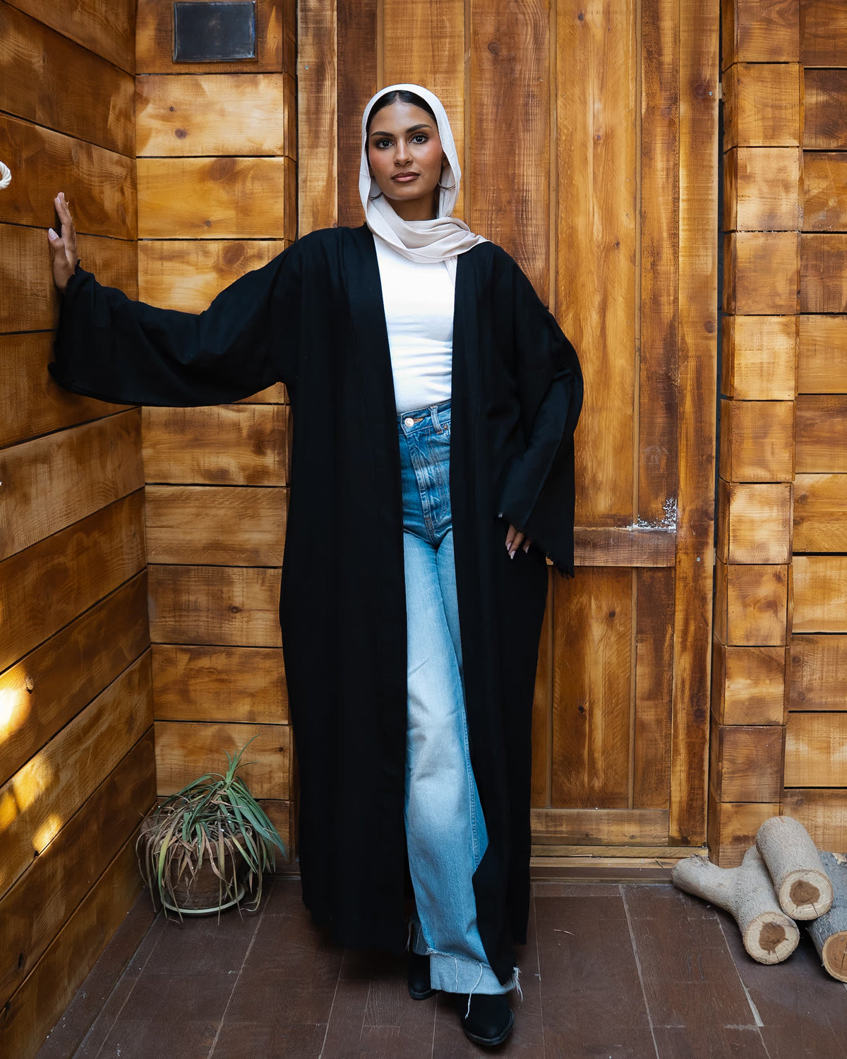 Tie Shop Remal open front long cardigan front view. كارديجان رمال طويل ومفتوح من تاي شوب، تصميم عصري أنيق للحجاب والملابس.