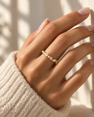 Tie Shop gold ring with multi-shape cz stones on model hand. خواتم نسائية من تاي شوب خاتم ذهبي مرصع بأحجار الزركون متعددة الأشكال، مجوهرات وإكسسوارات أنيقة.