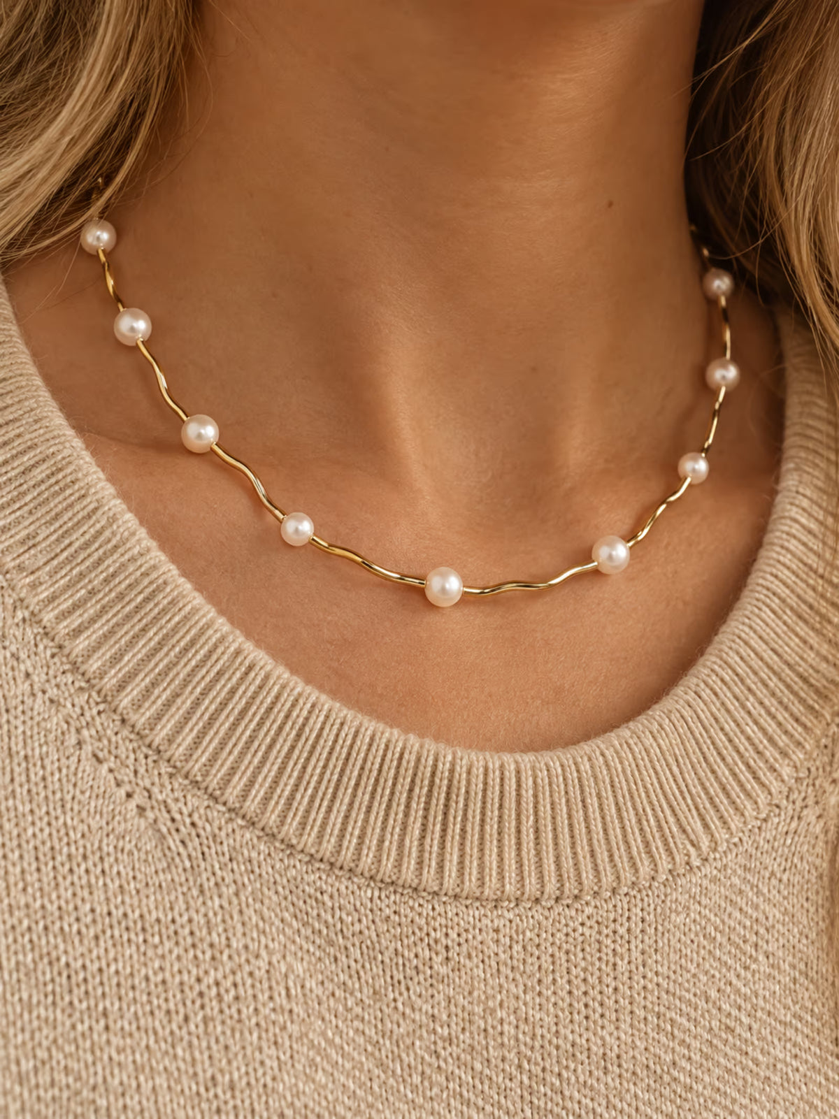 Tie Shop Dainty Pearl Necklace gold wavy wire choker with pearls display. سلاسل نسائية من تاى شوب دينتي بيرل نيكليس، عقد ذهبي ناعم بتصميم مموج مرصع بحبات اللؤلؤ، مجوهرات وإكسسوارات أنيقة.