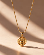 Tie Shop Crab Zodiac Necklace gold coin pendant display. سلاسل نسائية من تاى شوب كراب زودياك نيكليس، قلادة ذهبية بدلاية دائرية لنقشة برج السرطان، مجوهرات وإكسسوارات أنيقة.