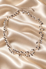 Tie Shop Silver Sequins Necklace silver disc drop choker display. سلاسل نسائية من تاى شوب سيلفر سيكوينز نيكليس، سلسلة فضية بتصميم أقراص الترتر البراقة والمتدلية، مجوهرات وإكسسوارات أنيقة.