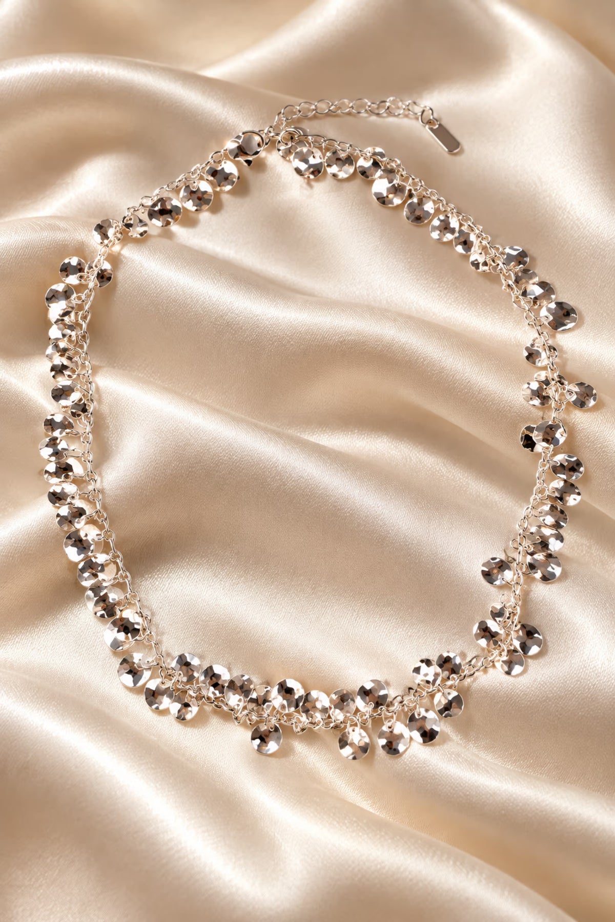 Tie Shop Silver Sequins Necklace silver disc drop choker display. سلاسل نسائية من تاى شوب سيلفر سيكوينز نيكليس، سلسلة فضية بتصميم أقراص الترتر البراقة والمتدلية، مجوهرات وإكسسوارات أنيقة.