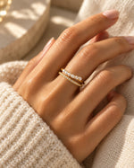 Tie Shop gold double band ring with pearls and cz crystals on model hand. خواتم نسائية من تاي شوب خاتم ذهبي مزدوج مرصع باللؤلؤ وأحجار الزركون، مجوهرات وإكسسوارات أنيقة.