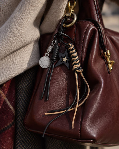 Tie Shop Black Star & Smile Face Leather Bag Charm. تعليقة حقيبة نسائية من تاي شوب بنجمة وسلسلة وجه مبتسم، إكسسوار أنيق للشنط.
