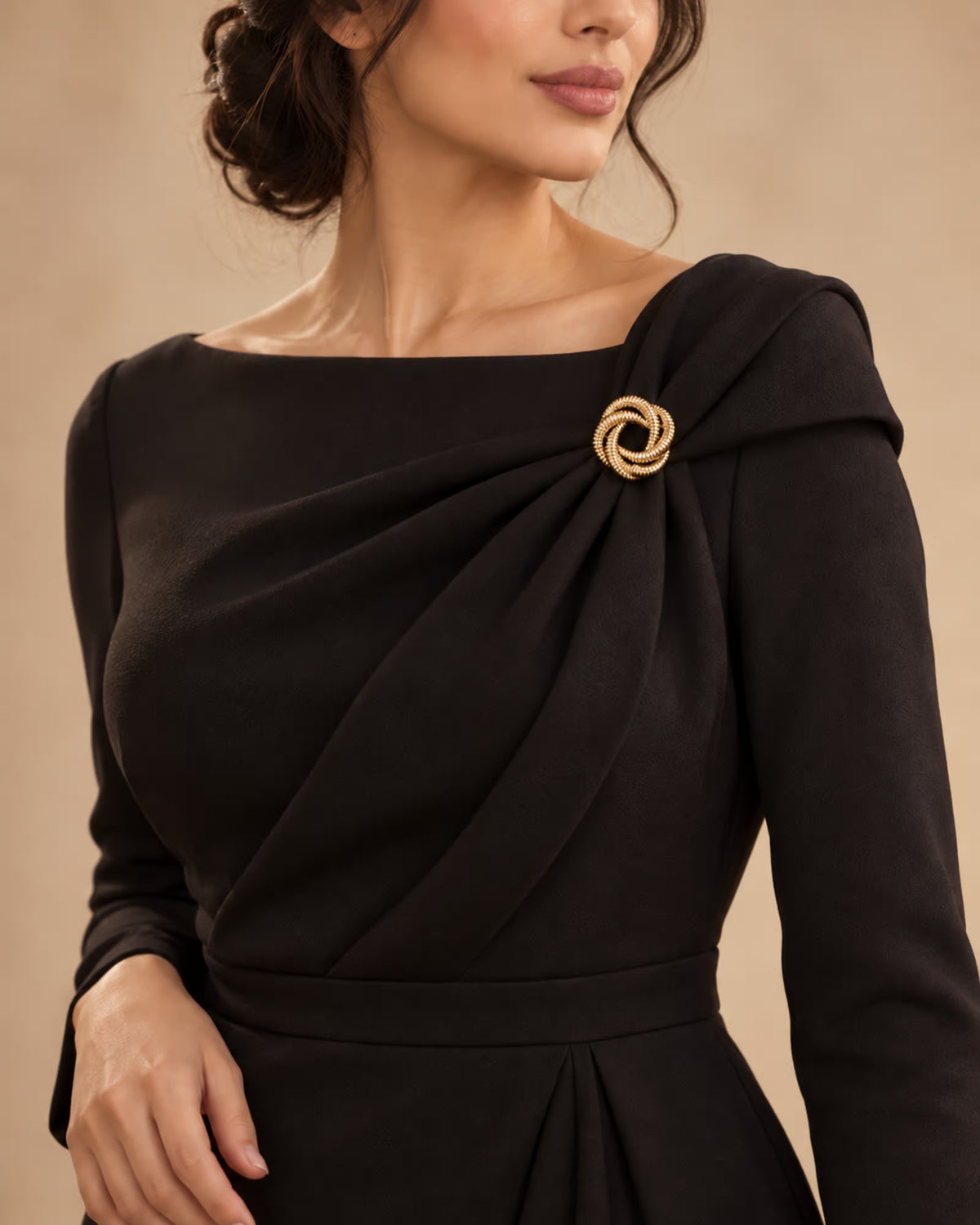 Tie Shop Gold Interlocking Curved Ring Brooch on black dress. بروش نسائي من تاي شوب بتصميم دوائر ذهبية متداخلة محززة، إكسسوار أنيق للحجاب والملابس.