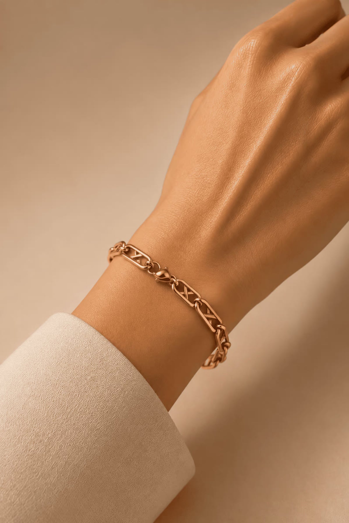 Tie Shop Stylish Bracelet gold geometric cross link chain design on model wrist. أساور نسائية من تاي شوب ستايلش براسليت بتصميم سلسلة ذهبية بنقشة هندسية رفيعة، مجوهرات وإكسسوارات أنيقة.