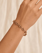 Tie Shop Stylish Bracelet gold knot chain link design on model wrist. أساور نسائية من تاي شوب ستايلش براسليت بتصميم سلسلة ذهبية معقودة أنيقة، مجوهرات وإكسسوارات أنيقة.