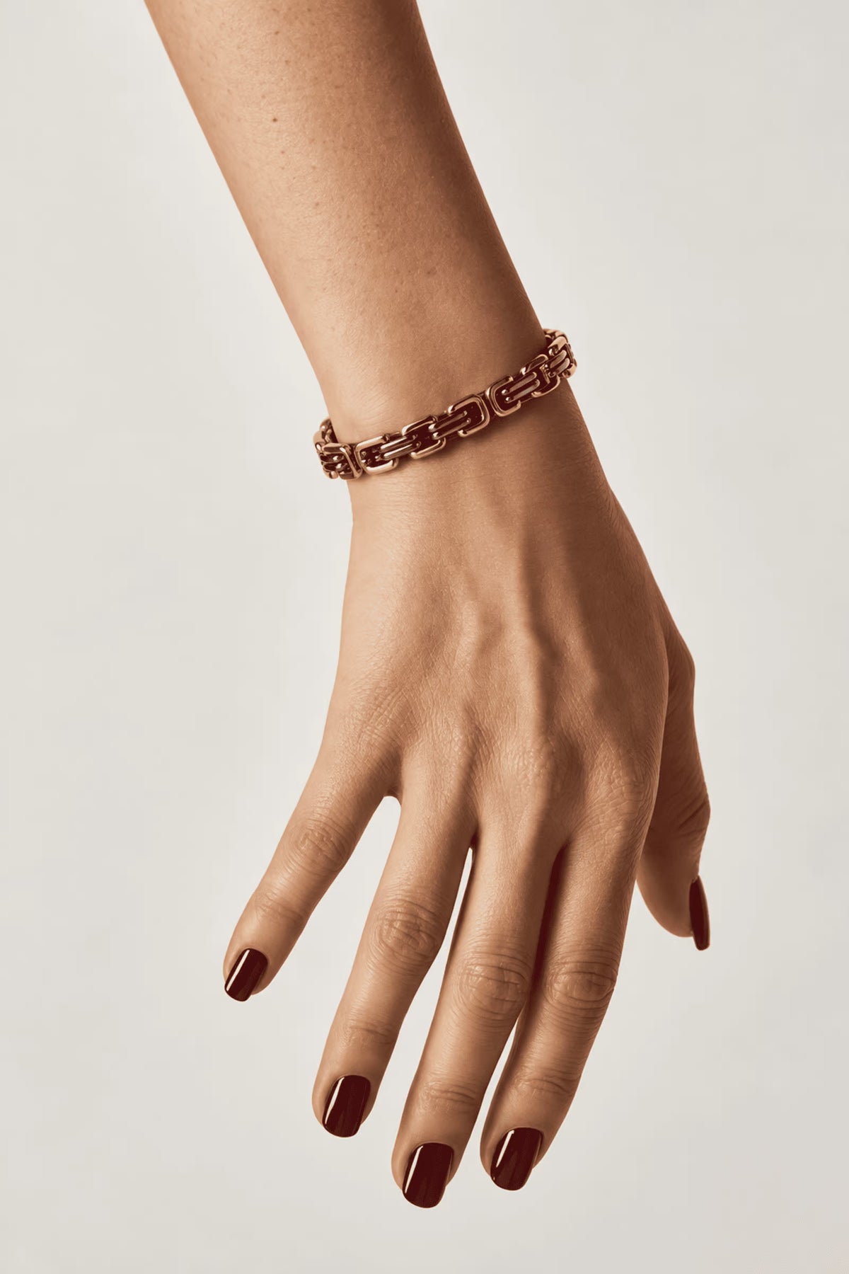 Tie Shop Stylish Bracelet gold structured link chain bracelet close-up. أساور نسائية من تاي شوب ستايلش براسليت بسلسلة ذهبية مجدولة، مجوهرات وإكسسوارات أنيقة.