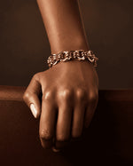 Tie Shop Stylish Bracelet chunky gold chain link design on model wrist. أساور نسائية من تاي شوب ستايلش براسليت بتصميم سلسلة ذهبية مجدولة عريضة، مجوهرات وإكسسوارات أنيقة.
