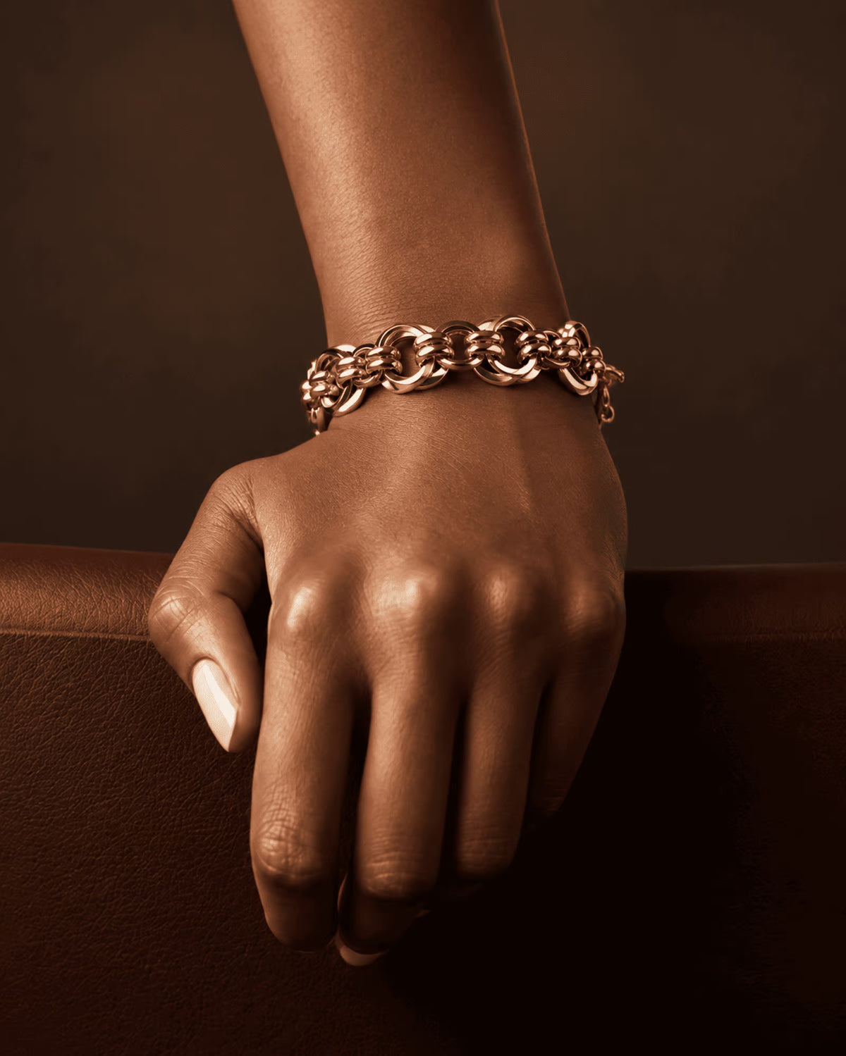 Tie Shop Stylish Bracelet chunky gold chain link design on model wrist. أساور نسائية من تاي شوب ستايلش براسليت بتصميم سلسلة ذهبية مجدولة عريضة، مجوهرات وإكسسوارات أنيقة.