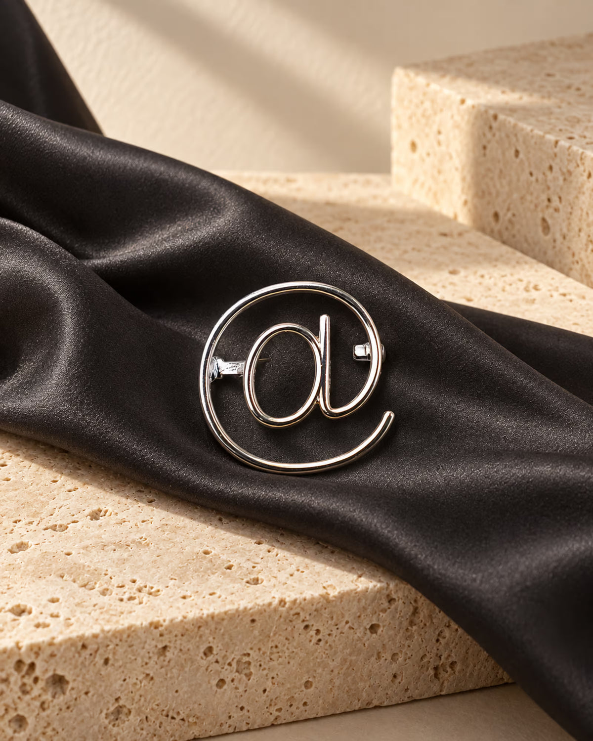 Silver Zia Pin brooch details by Tie Shop. تفاصيل بروش نسائي فضي عالي الجودة.