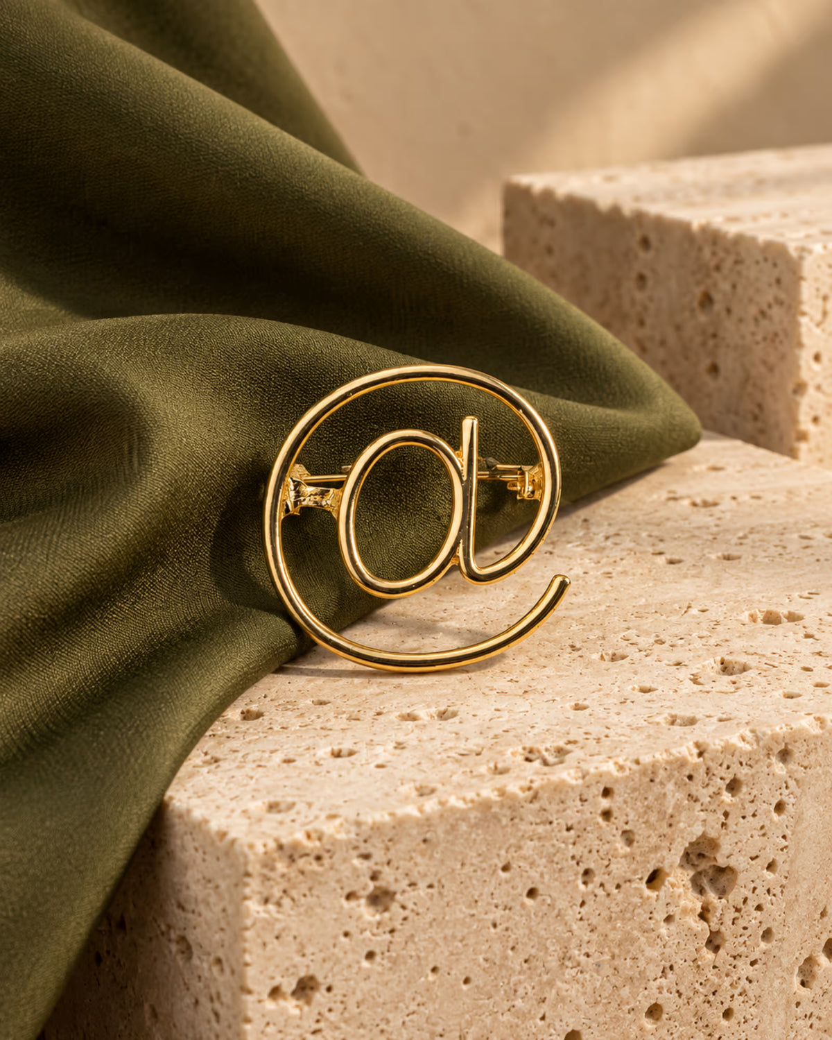 Gold Zia Pin brooch details by Tie Shop. تفاصيل بروش نسائي دهبى عالي الجودة.