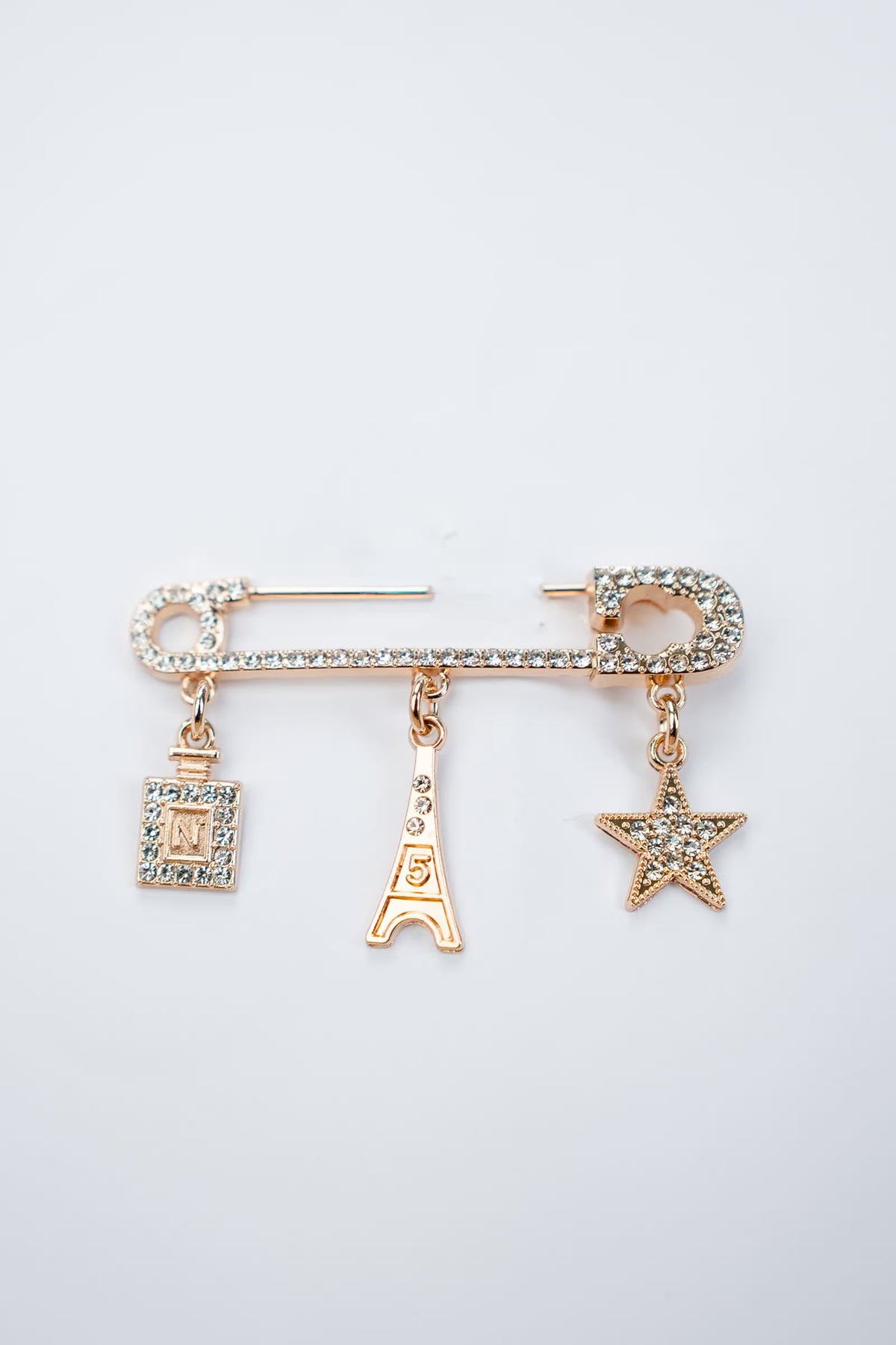 Zia Paris Charm Pin brooch by Tie Shop. بروش دبوس نسائي ذهبي بدلايات برج إيفل، زجاجة عطر، ونجمة مرصعة بالكريستال.